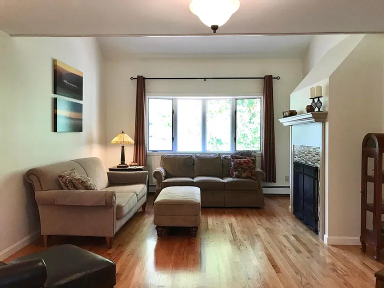 402 W Elm St — Photo 16