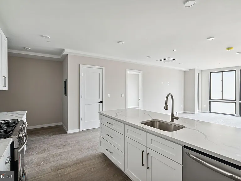 1648 Ridge Ave #401 — Photo 6