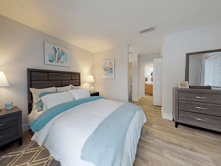 Sunny Lake Apartments — Photo 49