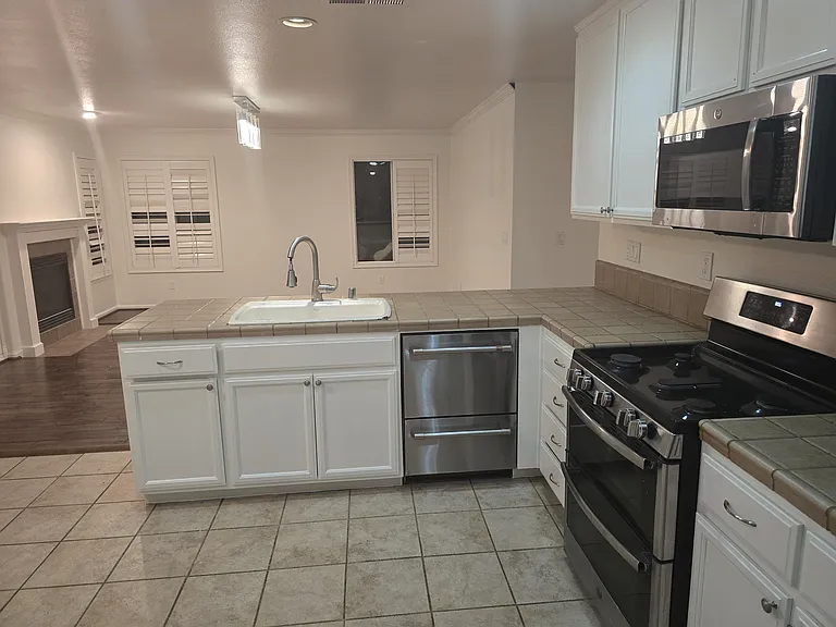 708 Eucalyptus Ave — Photo 10