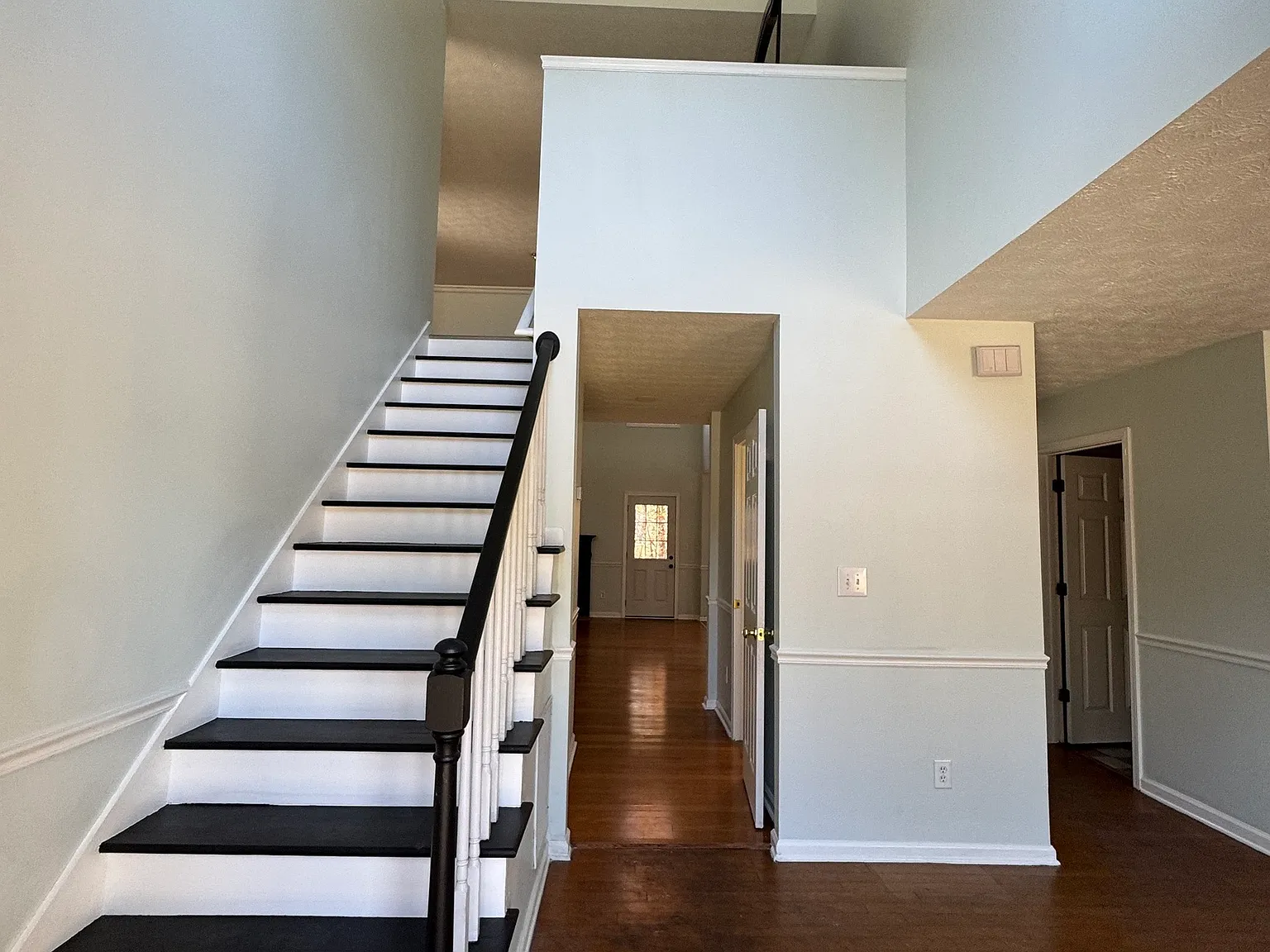 4 bed, 2.5 bath, 2527 sqft, $2,750 — Photo 3