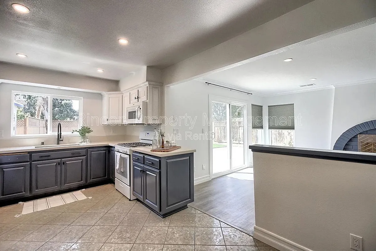Building Photo - 2585 Warbler Ave