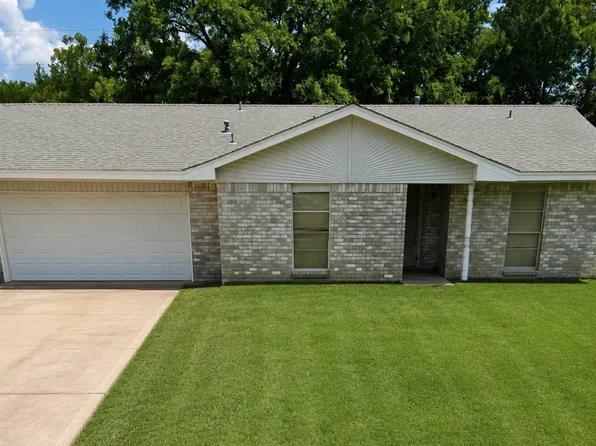 1380 Lockwood St, Stephenville, TX 76401