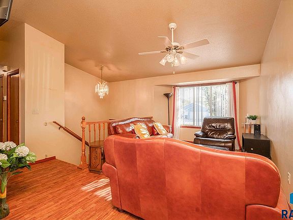 4th image of 105 S Foss Ave