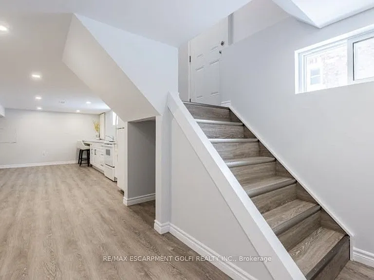 169 Wallace Ave S #LOWER — Photo 2