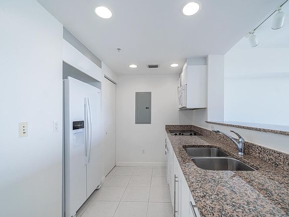3rd image of 325 Biscayne Blvd #1720