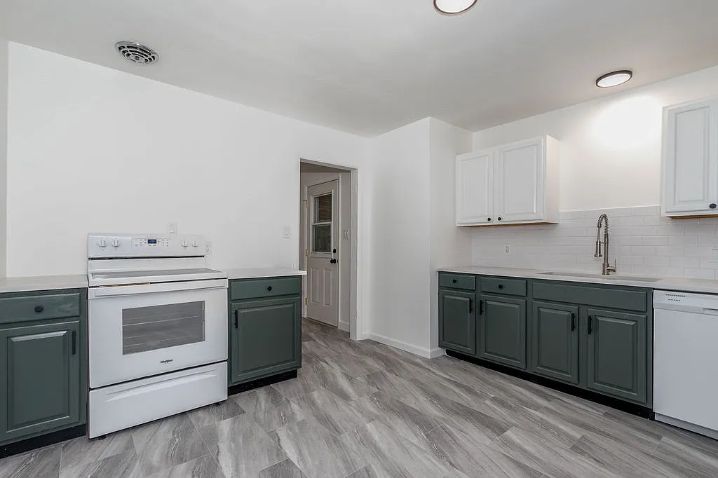 2 bed, 1100 sqft, $2,300 — Photo 1