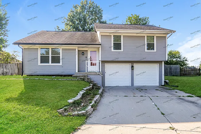 532 NE Wood Ct — Photo 1