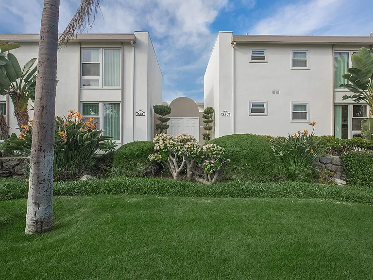 Sea Breeze Beach Apartments — Photo 10