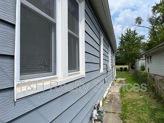2nd image of 3214 Newton Ave