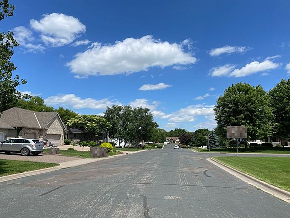 4th image of 744 S Park Dr