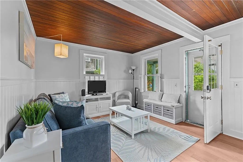 3 bed, 2.0 bath, 1320 sqft, $3,400 — Photo 3