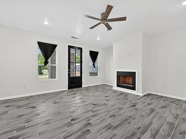 2902 Walnut St — Photo 3
