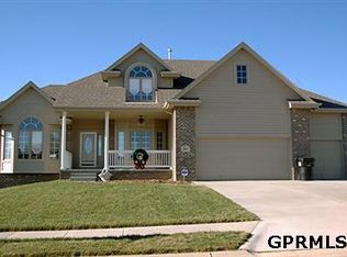 1808 Walnut Creed Dr, Papillion, NE 68046