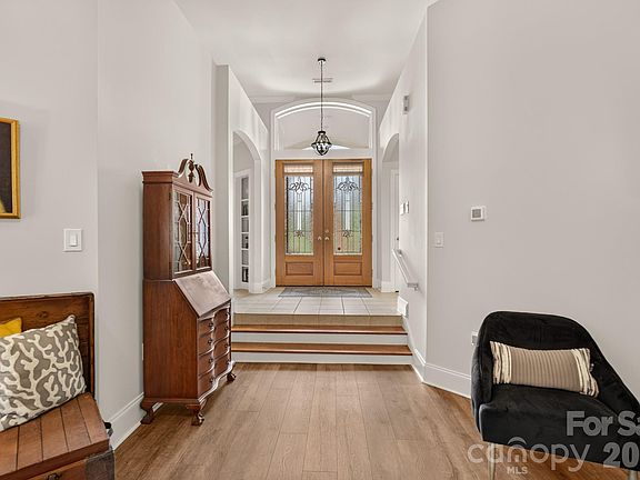 4th image of 978 Blakeley Walk