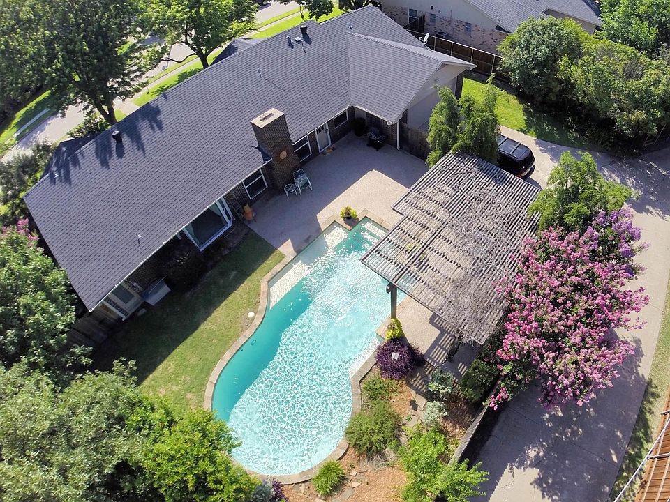 1st image of 402 Valley Cove Dr