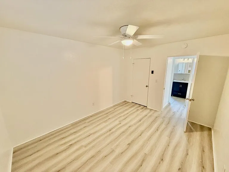 1135 Highland St N — Photo 8