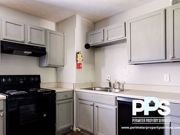 2nd image of 1126 Maple St Unit 5