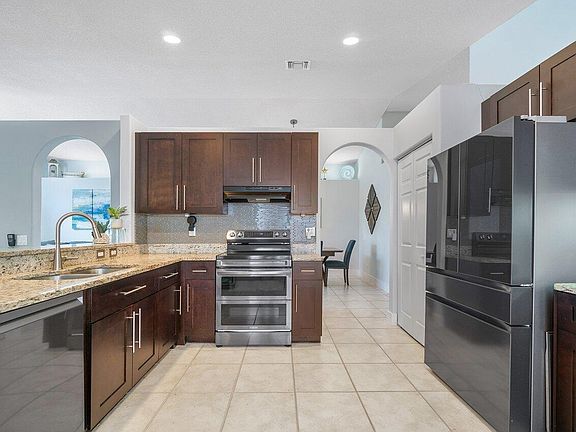 3rd image of 3639 Newport Avenue