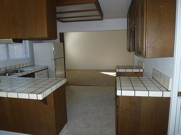 2nd image of 490 Yellowstone Dr