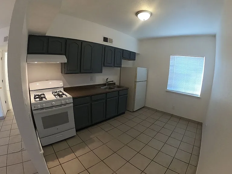 305 N Almendra St — Photo 3