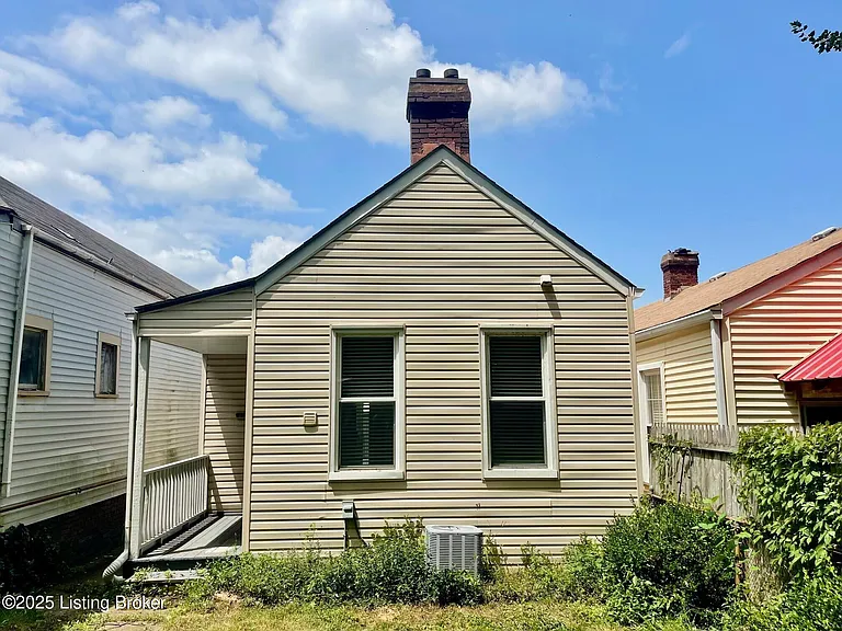 813 Swan St — Photo 12