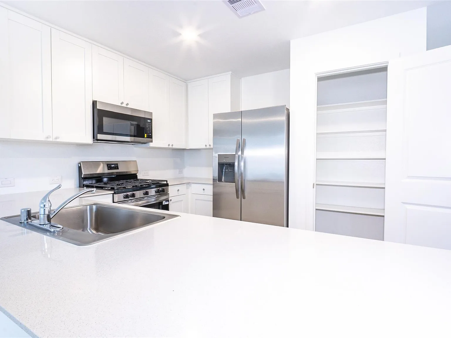 4 bed, 2.0 bath, 1600 sqft, $1,995 — Photo 2