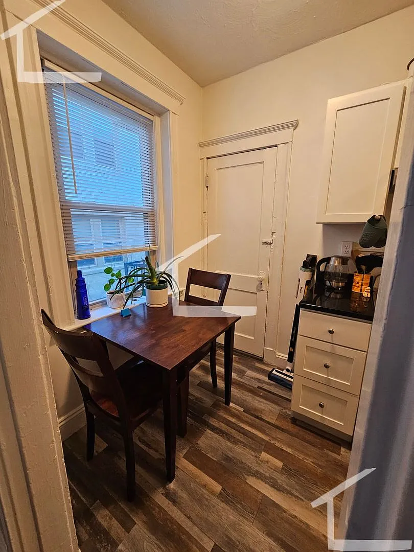Beautiful, freshly renovated 1 bedroom unit — Photo 2