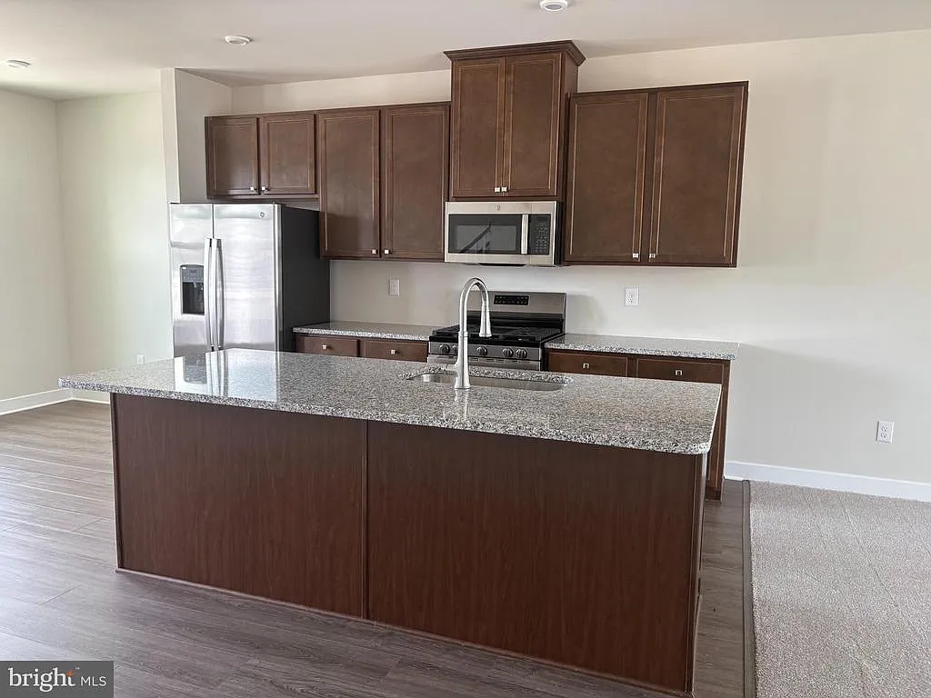3 bed, 4.0 bath, 1995 sqft, $3,200 — Photo 4