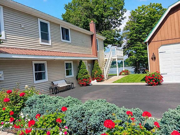 2nd image of 583 Lakeview Dr