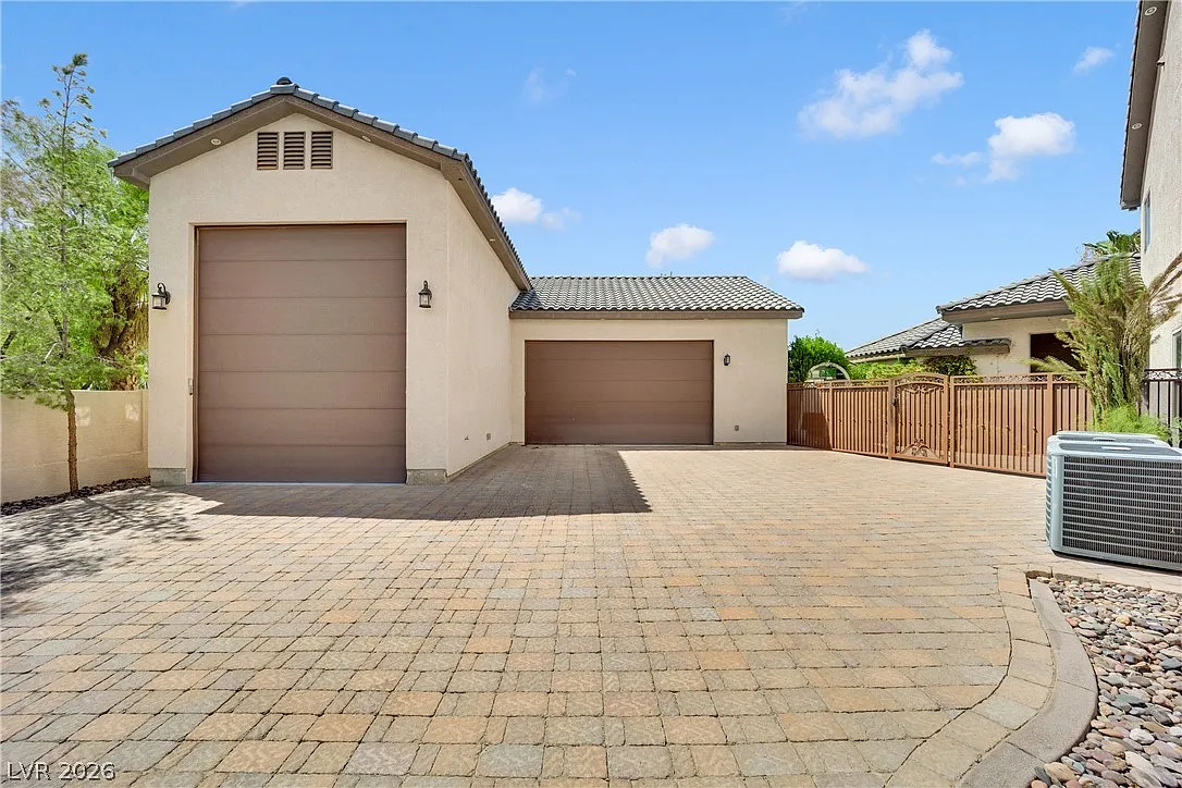 5 bed, 5.0 bath, 4151 sqft, $6,800 — Photo 1