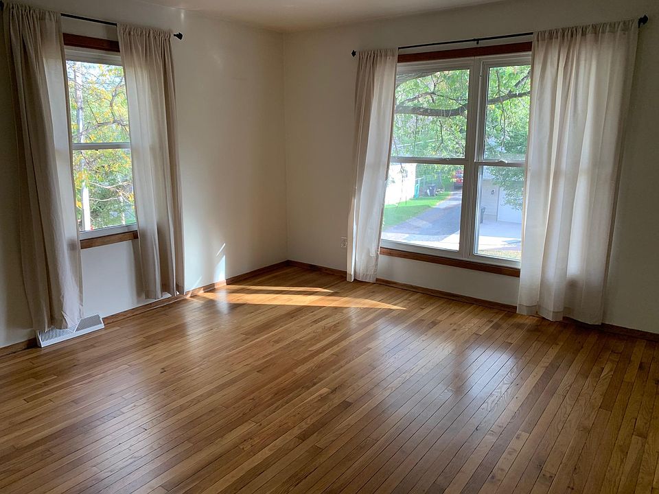 1st image of 113 King St E