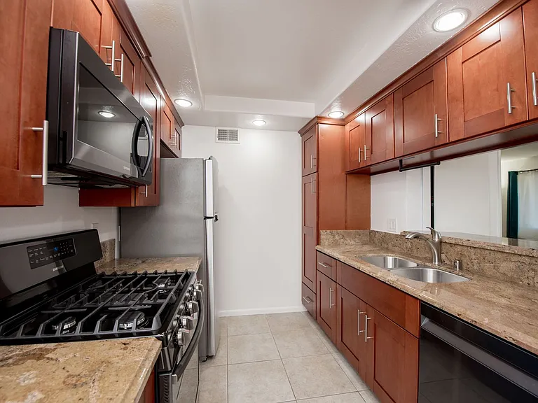 2323 Huntington St #902 — Photo 6
