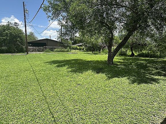 3rd image of 958 W Raymond Ave