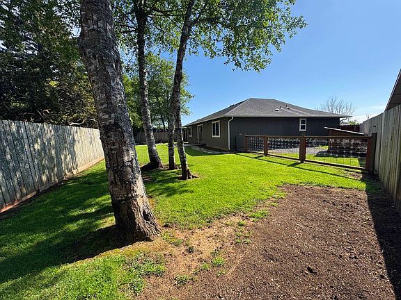 5th image of 140 Maple Tree Ln