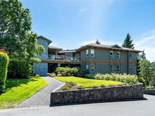 4305 Maltwood Ln #3, Saanich, BC V8X 5G9