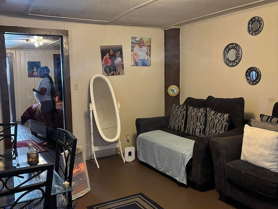 2nd image of 628 Viola Street E