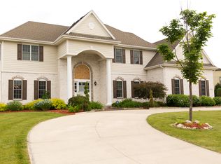 N55W21836 Taylors Woods Dr, Menomonee Falls, WI 53051