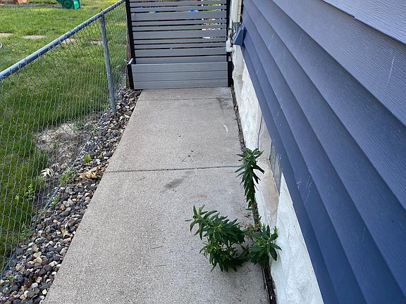 2nd image of 742 Magnolia Ave E