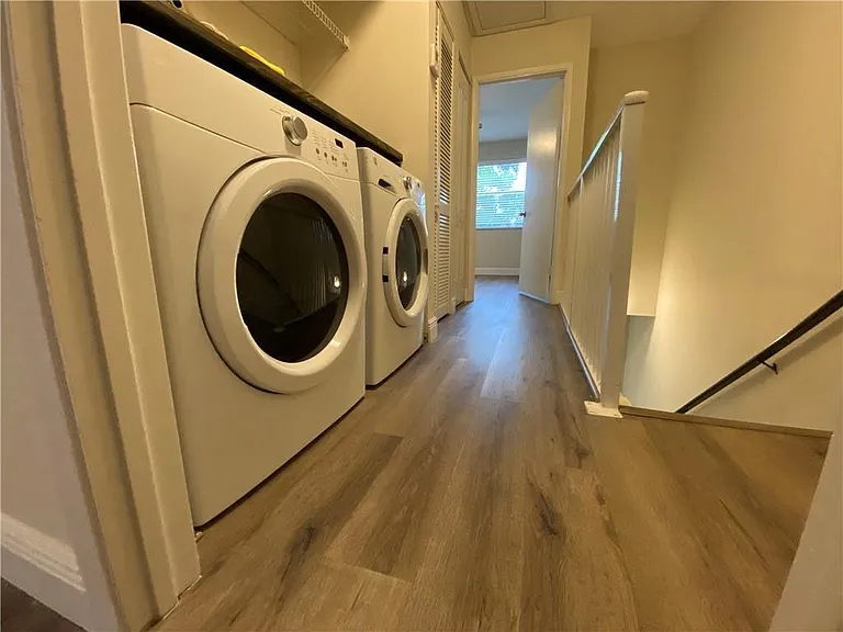1078 Jeffery St — Photo 14