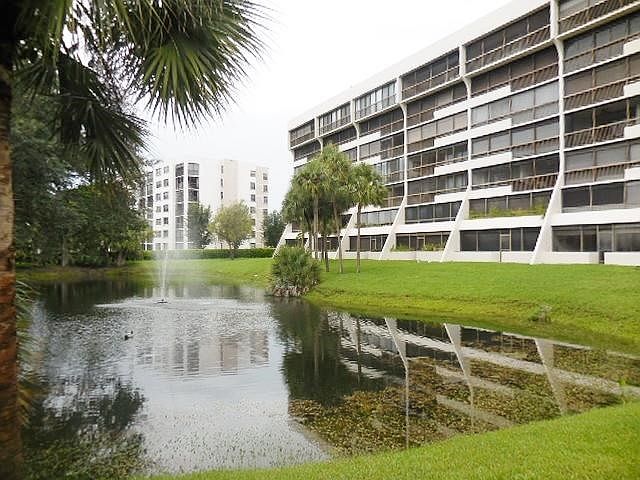 LAKE AND GOLF FRONT