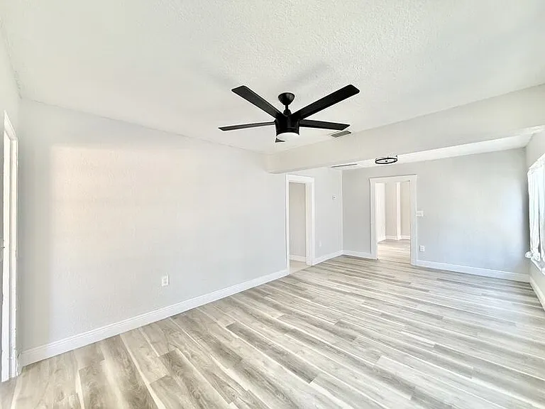 2425 Auburn St S — Photo 14