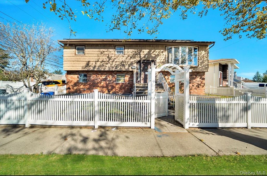 4-bedroom house for sale in Valley Stream