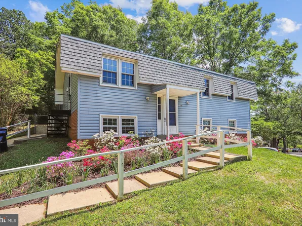 100 Periwinkle Ct, Greenbelt, MD 20770