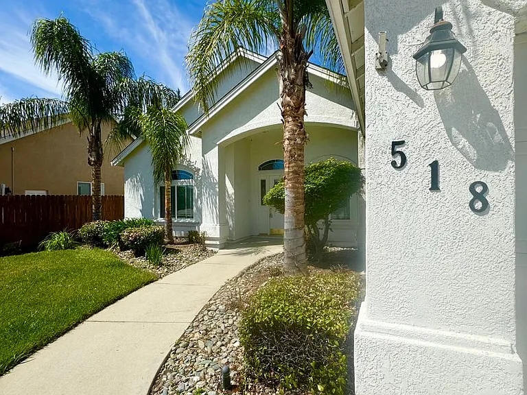 518 Castenda Dr — Photo 2