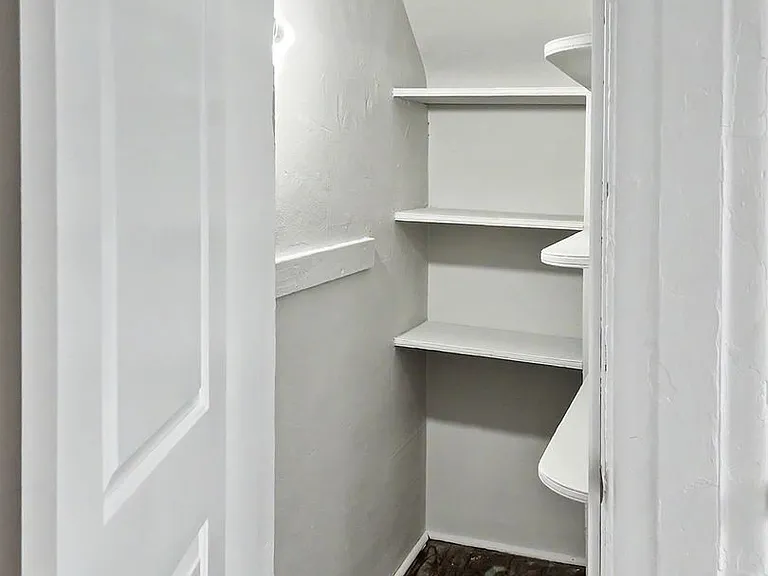 130 E Chestnut St — Photo 8