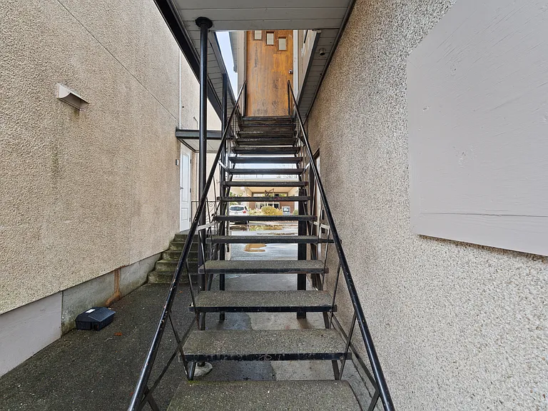 112 E 1st St #1 — Photo 13