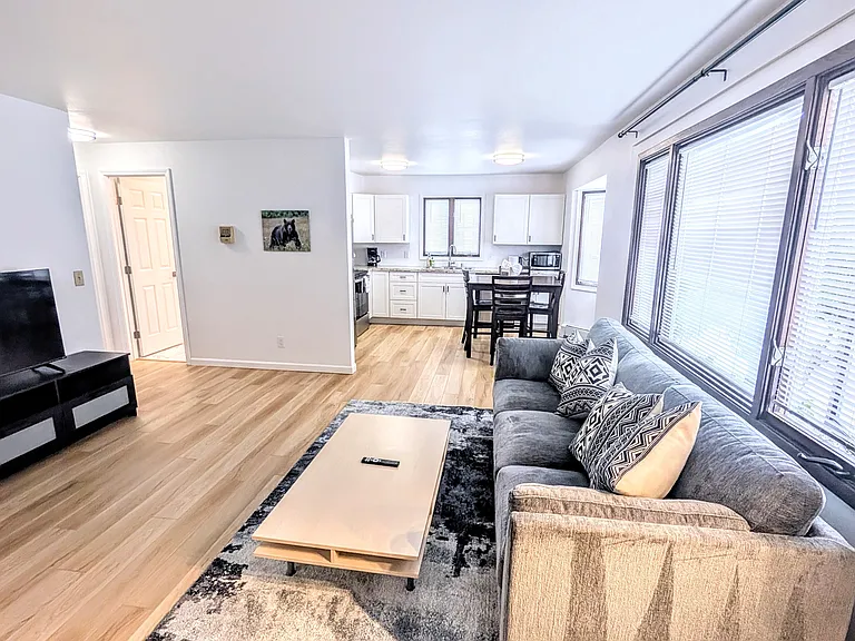 1401 Cordova St #4 — Photo 5