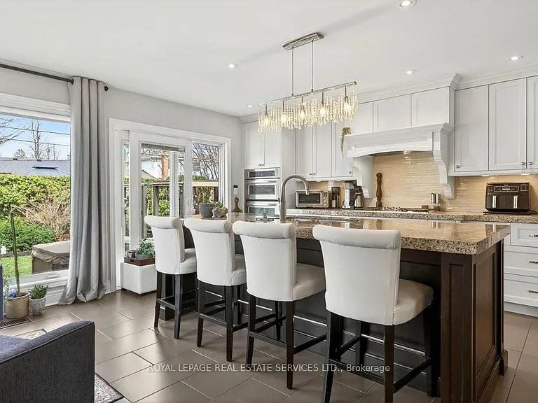 589 Arlington Blvd — Photo 3