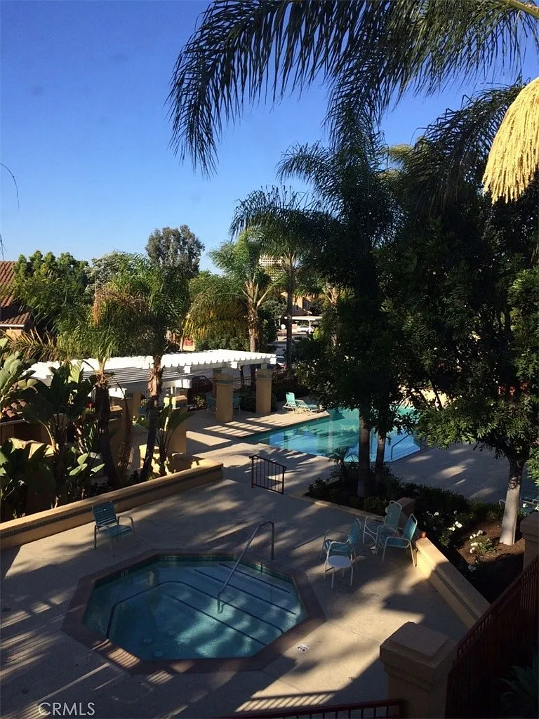 2 bed, 1032 sqft, $3,350 — Photo 2